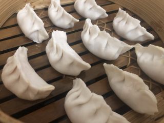 19、水晶蒸饺,然后锅里加入适量的水，隔水蒸13分钟（饺子底部刷点油或放防粘垫）