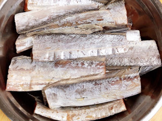 1、炸鱼块,准备好带鱼。