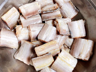 3、炸鱼块,将鱼剁成小段。