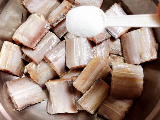 4、炸鱼块,加入盐。