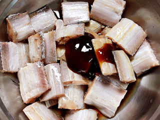 5、炸鱼块,加入料酒、蚝油、生抽。