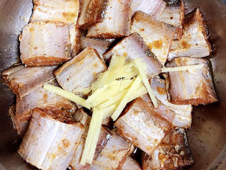 7、炸鱼块,加入姜丝，搅拌均匀。