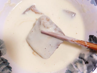 11、炸鱼块,将鱼块裹上面糊。