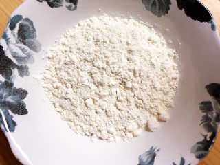 9、炸鱼块,准备好一些天妇罗粉。