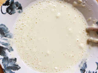 10、炸鱼块,倒入水调均匀。