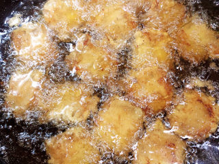 13、炸鱼块,三分钟后翻面继续炸三四分钟。