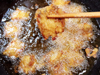 14、炸鱼块,鱼块变焦黄，即可捞出了。