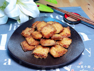 17、炸鱼块,配上一些椒盐，美美的吃起来吧！