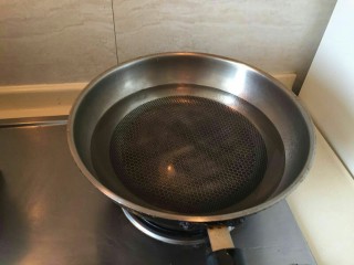 4、“英雄套餐”—下酒菜酱牛肉,准备一个大锅子。放入半锅冷水。