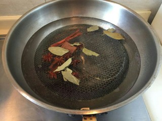 5、“英雄套餐”—下酒菜酱牛肉,像叶放桂皮，香叶，八角，