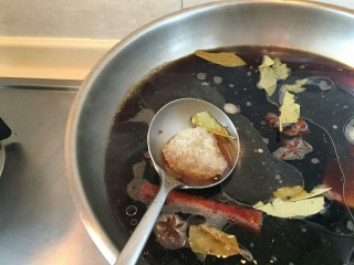 8、“英雄套餐”—下酒菜酱牛肉,放入一块儿冰糖。