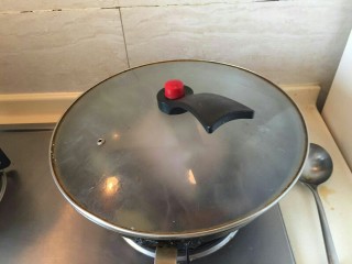 11、“英雄套餐”—下酒菜酱牛肉,加盖大火煮开。