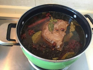 12、“英雄套餐”—下酒菜酱牛肉,再换一个小锅，可以把酱汁浸没肉里