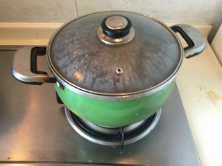 13、“英雄套餐”—下酒菜酱牛肉,加盖继续小火煮。煮十分钟。