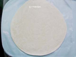 1、千层香蕉酥,将超市买的手抓饼常温放软