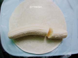 2、千层香蕉酥,将香蕉包裹在飞饼里