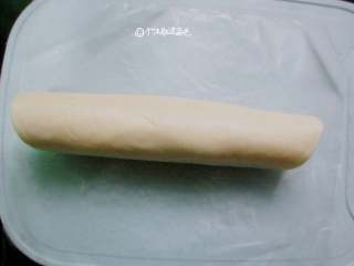 3、千层香蕉酥,飞饼卷上香蕉（飞饼皮要化冻一会，饼皮要微微发软，不然卷的时候会麻烦一点）