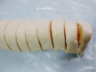 4、千层香蕉酥,卷起后切小段