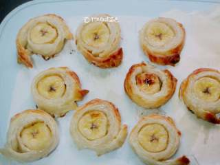 5、千层香蕉酥,放入预热好的烤箱中层，200度烤15分钟。