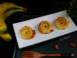 6、千层香蕉酥,烤到饼皮酥脆，泛微黄就可以了。