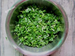 3、河南韭菜粉条水煎包, 韭菜洗净切碎