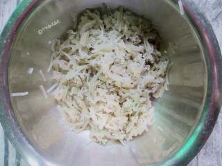 4、河南韭菜粉条水煎包,粉丝提前泡软也切碎