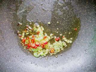 5、河南韭菜粉条水煎包,锅内放入2勺油，放入蒜末姜末辣椒沫花椒爆香关火