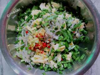 6、河南韭菜粉条水煎包,把炒好的鸡蛋、韭菜、粉条放入盆中，加入爆香的香料和油，放入盐、鸡粉、少许香油、五香粉，拌均匀即可