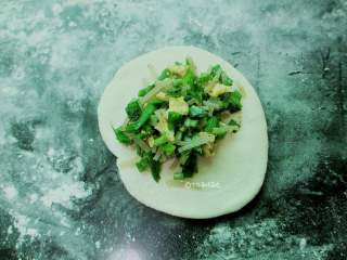 9、河南韭菜粉条水煎包, 取一份擀成圆皮包入馅料