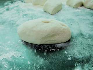 10、河南韭菜粉条水煎包,捏成大饺子状。