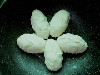 11、河南韭菜粉条水煎包,平底锅加少许油放入韭菜包，盖上锅盖，大概两三分钟后包子底部变黄进行下一步