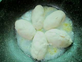 12、河南韭菜粉条水煎包, 一次性水杯半杯水倒入碗里，放一小把面粉，摇晃下，面水倒入锅里