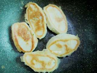 13、河南韭菜粉条水煎包,水干，按包子缝隙淋入少许油！包子底部变黄，煎包翻个身，煎一下，大概一到两分钟即可出锅！