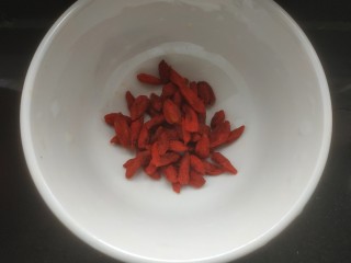 1、钵仔糕,枸杞子洗净