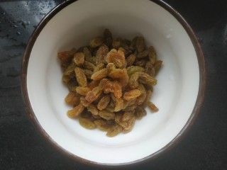 2、钵仔糕,葡萄干洗净