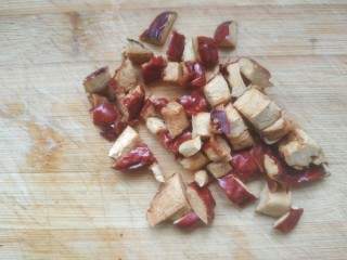 3、钵仔糕,大枣洗净切碎