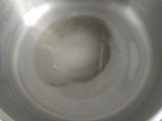 6、钵仔糕,锅中放入200克清水，加入适量白糖