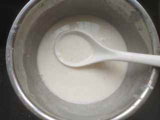 8、钵仔糕,稍微凉一会儿，放入淀粉糯米汁中，搅拌均匀