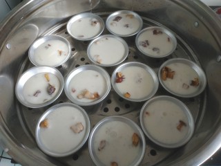 11、钵仔糕,把搅拌好的面汁倒入模具