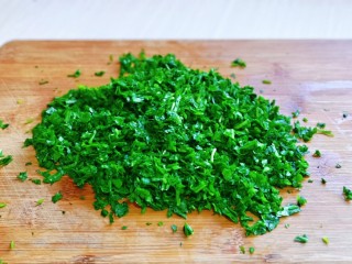 2、芥菜饺子,再将荠菜切碎。