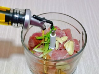 6、芥菜饺子,再加入料酒。