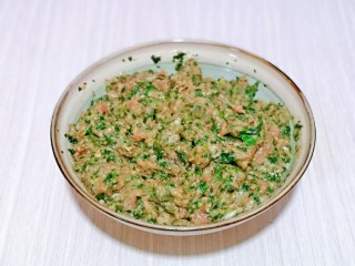 8、芥菜饺子,启动绞肉机，绞成肉馅，肉馅取出放入荠菜器具中，加入食用油充分搅拌均匀就可以啦！
