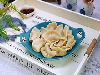 13、芥菜饺子,盛出装盘。