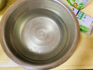 1、清凉爽滑蜂蜜红糖蜜豆冰粉粉,冰粉先用100ml凉开水冲开,搅拌均匀。