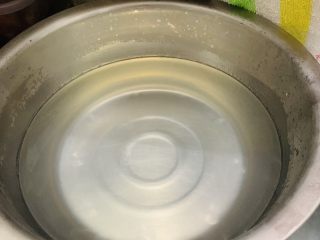 2、清凉爽滑蜂蜜红糖蜜豆冰粉粉,搅拌均匀后加入1000ml的刚煮开的热开水搅拌均匀,如果没有热开水,用锅小火煮均匀。