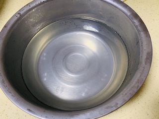 3、清凉爽滑蜂蜜红糖蜜豆冰粉粉,然后放在阴凉处待冷却,放到冰箱冷藏2小时-3小时左右,隔晚口感更佳