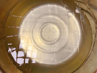 4、清凉爽滑蜂蜜红糖蜜豆冰粉粉,用小刀切开马赛克的条纹。