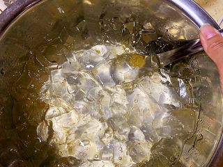 5、清凉爽滑蜂蜜红糖蜜豆冰粉粉,加入蜂蜜搅拌均匀。