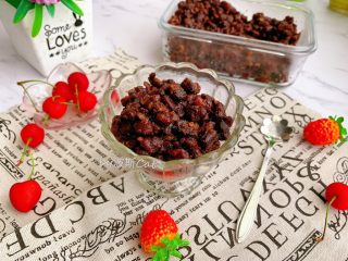 6、清凉爽滑蜂蜜红糖蜜豆冰粉粉,最后加入自制腌制好的奶香蜜红豆,自制奶香蜜红豆在我菜谱里面有,大家可以去看看,很简单的。