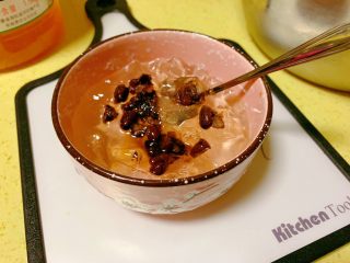 7、清凉爽滑蜂蜜红糖蜜豆冰粉粉,最后用红糖加凉开水搅拌均匀加入到冰粉粉,搭配自制红豆食用,可以搭配花生米,芝麻,芋圆等自己喜欢的配料一起吃。